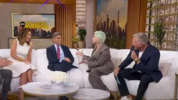 Pantalones de lino de rayo floral de Vivienne Westwood usados por Cyndi Lauper en Good Morning America el 8 de julio de 2025