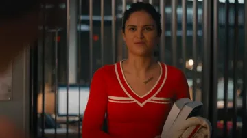 Pull BDG Addison à col en V porté par Martina Castro (Victoria Moroles) comme on le voit dans Ballard (S01E03)