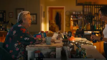 Johnny Was Rose Lace Millamo Kimono reversible usado por Tutu (Amy Hill) como se ve en Ballard (S01E03)