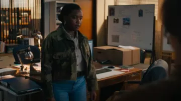 La veste en jean courte à imprimé camouflage de Kooples portée par Samira Parker (Courtney Taylor) comme on le voit dans Ballard (S01E03)