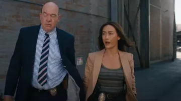 Cinq A Sept Louisa Denim Blazer usado por la detective Renée Ballard (Maggie Q) como se ve en Ballard (S01E04)