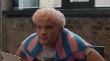 Lazy Oaf Copy Cat Fitted Tee porté par Gaz (Dean-Charles Chapman) comme on le voit dans Too Much (S01E02)