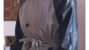 Trench-coat à manches en cuir de Deb (Louise Brealey) tel qu’on le voit dans Such Brave Girls (S01)