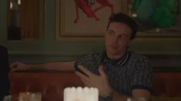 Lacoste DH1417 Polo Monogram Jacquard porté par Zev (Michael Zegen) comme on le voit dans Too Much (S01E02)