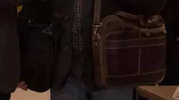 Le sac en cuir marron vintage du capitaine (Jeremy Shamos) dans Seuls meurtres dans l’immeuble (S03E01)