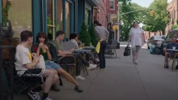 Oakley Factory Team Flesh Brain Dead Python Dusky Green usado por Wendy Jones (Emily Ratajkowski) como se ve en Too Much (S01E05)