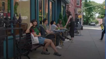 Bolso de cinta roja de McNally Jackson usado por Wendy Jones (Emily Ratajkowski) como se ve en Too Much (S01E05)