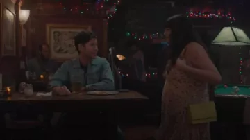 Bolso de hombro ajustable acolchado con diseño de Asos usado por Jessica Salmon (Megan Stalter) como se ve en Too Much (S01E05)