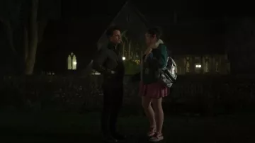 Mochila de cuero Saint Laurent Stars usada por Jessica Salmon (Megan Stalter) como se ve en Too Much (T01E06)
