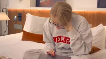 Sweat-shirt de bien-être Sporty & Rich Ivy porté par Olivia Attwood comme on le voit dans Olivia Attwood : Le prix de la perfection (S02E01)