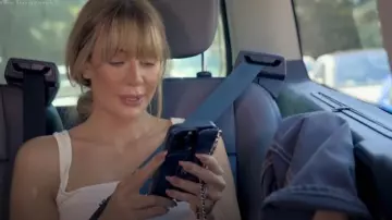 Étui matelassé en cuir d’agneau noir Chanel porté par Olivia Attwood comme on le voit dans Olivia Attwood : Le prix de la perfection (S02E01)