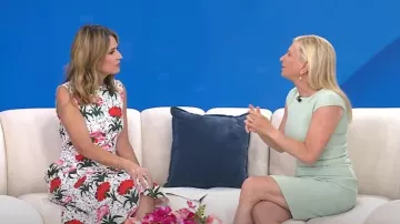 Robe midi à imprimé floral Erdem Maia portée par Savannah Guthrie, comme on le voit dans Today le 10 juillet 2025