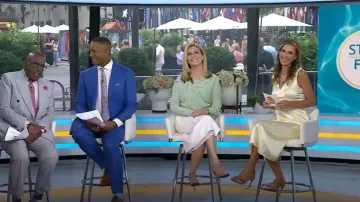 Robe midi en satin déconstruit Club Monaco portée par Sarah Eggenberger comme on le voit dans Today le 10 juillet 2025