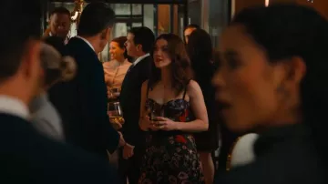 Robe The Population Carlita Bustier Robe Midi trapèze portée par Claudia (Bella Ortiz) comme on le voit dans Matlock (S01E07)