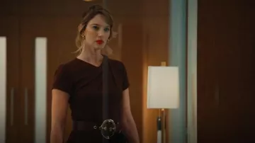 Jason Wu Vestido vaina de manga corta con cinturón drapeado marrón usado por Shae Banfield (Yael Grobglas) como se ve en Matlock (S01E11)
