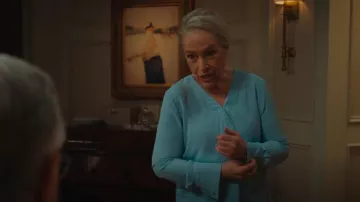 Blusa plisada frontal de Ann Taylor usada por Madeline 'Matty' Matlock (Kathy Bates) como se ve en Matlock (S01E11)