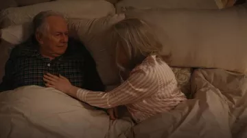 Pijama Petite Plume SIlk Stripe usado por Madeline 'Matty' Matlock (Kathy Bates) como se ve en Matlock (S01E12)