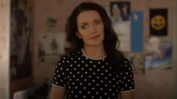 Pull Maje Momendots en Noir Blanc porté par Charlotte York (Kristin Davis) comme on le voit dans And Just Like That... (S03E07)