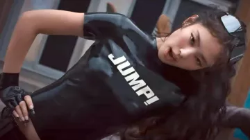 The Jump t-shirt of Jisoo in BLACKPINK - ‘뛰어(JUMP)’ M/V