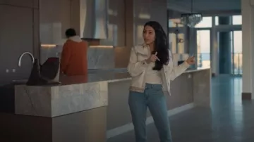 Chaqueta Isabel Marant x H&M usada por Bushra (Zainne Saleh) como se ve en Deli Boys (S01E01)
