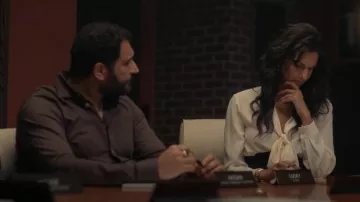 Blusa Nili Lotan Angelique usada por Lucky (Poorna Jagannathan) como se ve en Deli Boys (S01E02)