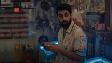 Camisa de estampado floral de Casablanca usada por Raj Dar (Saagar Shaikh) como se ve en Deli Boys (S01E03)
