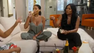 Gilet en laine mélangée à fines rayures Reiss Willow porté par Cynthia Bailey comme on le voit dans The Real Housewives of Atlanta (S16E16)