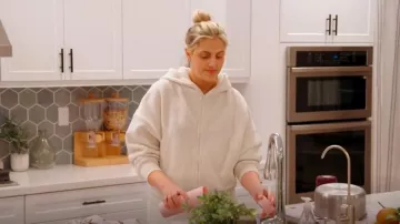 Sudadera con capucha con cremallera American Vintage Itonay usada por Gina Kirschenheiter como se ve en The Real Housewives of Orange County (S19E01)