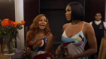 L’Agence Seridie Robe midi imprimée en soie portée par Brit Eady comme on le voit dans The Real Housewives of Atlanta (S16E17)