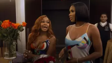 L’Agence Seridie Robe midi imprimée en soie portée par Brit Eady comme on le voit dans The Real Housewives of Atlanta (S16E17)