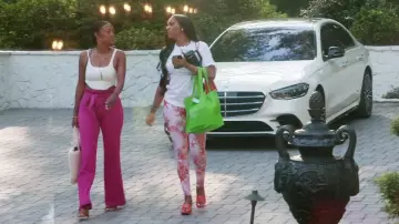 Pantalon extensible à imprimé bord de mer Versace porté par Porsha Williams comme on le voit dans The Real Housewives of Atlanta (S16E17)