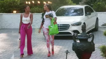 Versace Medusa Buckle 60mm Sabots en cuir verni portés par Porsha Williams comme on le voit dans The Real Housewives of Atlanta (S16E17)