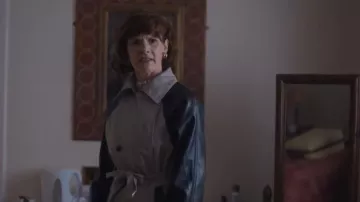 New Look Faux Cuir Sleeve Trench Coat porté par Deb (Louise Brealey) comme on le voit dans Such Brave Girls (S02E01)