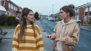 Pull en tricot à col rond Monki à rayures jaunes porté par Billie (Lizzie Davidson) comme on le voit dans Such Brave Girls (S02E05)