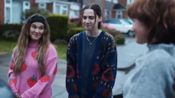 Cárdigan con estampado azteca de Michael Gerald usado por Josie (Kat Sadler) como se ve en Such Brave Girls (T02E05)
