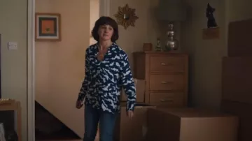 Marks & Spencer Chemise boutonnée à imprimé nuage bleu portée par Deb (Louise Brealey) comme on le voit dans Such Brave Girls (S02E06)