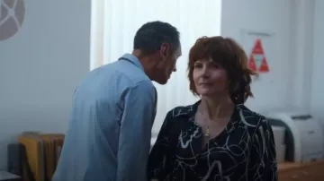 Camisa cruzada con estampado de remolino negro de River Island usada por Deb (Louise Brealey) como se ve en Such Brave Girls (T02E06)
