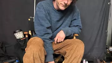 Suéter de rayas azules usado por Bob (Lewis Pullman) en Thunderbolts