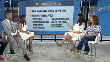 Manolo Blahnik Maysale 70 Zapatos de tacón de rafia tejida con adornos de ante adornados con hebilla usados por Natalie Azar como se ve en Hoy el 14 de julio de 2025