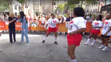 Pantalones Stona de AnOnlyChild usados por Ciara como se ve en Today with Jenna & Friends el 14 de julio de 2025