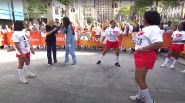 Botas hasta la rodilla Shark Lock Denim de Givenchy usadas por Ciara como se ve en Today with Jenna & Friends el 14 de julio de 2025