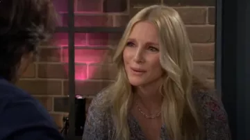 Haut Zadig & Voltaire Tink Floral en Brume porté par Christine Blair Williams (Lauralee Bell) comme on le voit dans Les Feux de l’Amour le 8 juillet 2025