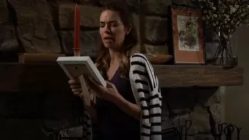 Et maintenant, ce cardigan rayé boutonné à épaules tombantes porté par Victoria Newman (Amelia Heinle) comme on le voit dans Les Feux de l’Amour le 8 juillet 2025
