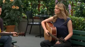 Débardeur All Saints West en Blueberry porté par Tessa Porter (Cait Fairbanks) comme on le voit dans Les Feux de l’Amour le 8 juillet 2025