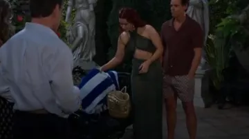 Caterina Bertini Fourre-tout en paille à franges métalliques porté par Sally Spectra (Courtney Hope) comme on le voit dans Les Feux de l’Amour le 8 juillet 2025