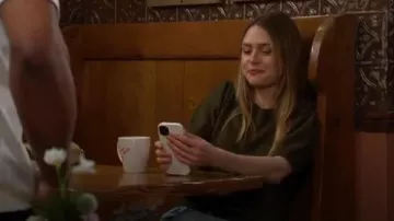 Pull en cachemire pointelle à manches bouffantes porté par Claire Grace (Hayley Erin) comme on le voit dans Les Feux de l’Amour le 11 juillet 2025