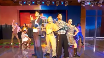 Minifalda de tweed a cuadros de Vivienne Westwood usada por Meg Donnelly en Good Morning America el 11 de julio de 2025