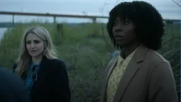 Madre El suéter de ganchillo Itsy usado por Ivy (Tamera Tomakili) como se ve en Happy Face (S01E02)