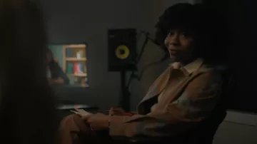 Cos Chaqueta Blouson con estampado floral usada por Ivy (Tamera Tomakili) como se ve en Happy Face (S01E05)