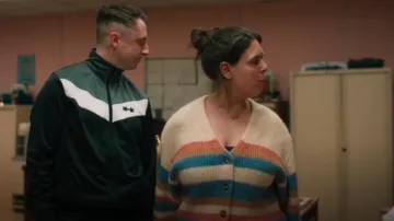 Pergamino de cárdigan a rayas de azulejos de mármol Roxy usado por Emily Dawkins (Rosie Jones) como se ve en Pushers (S01E02)